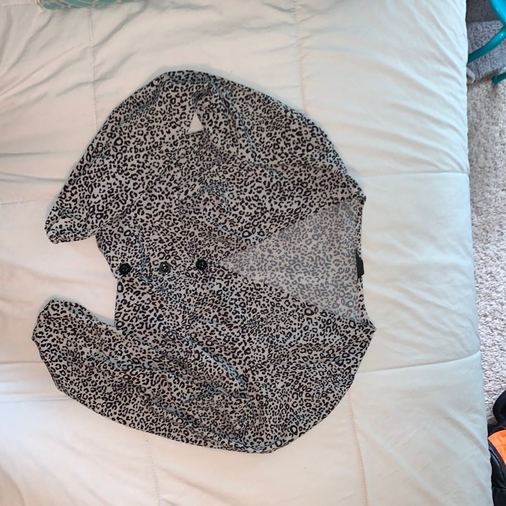 Long sleeve cheetah print blouse,very soft fabric,3 black buttons down the front